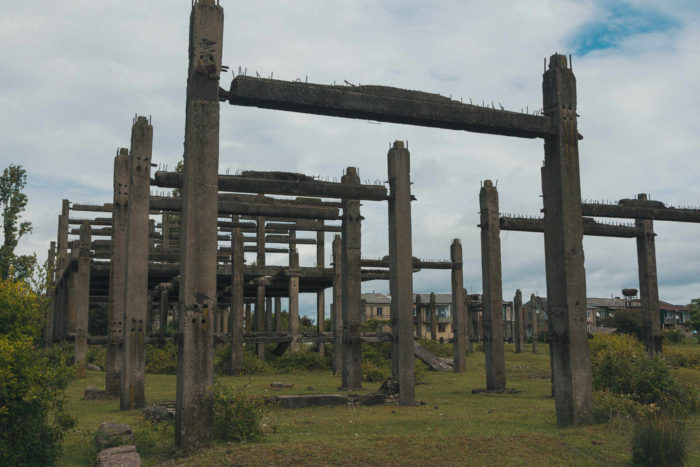 Tajemné budovy, zřejmě vojenské