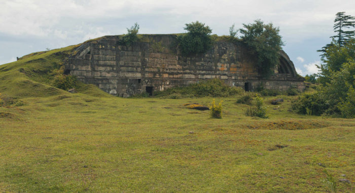 Tajemné budovy, zřejmě vojenské